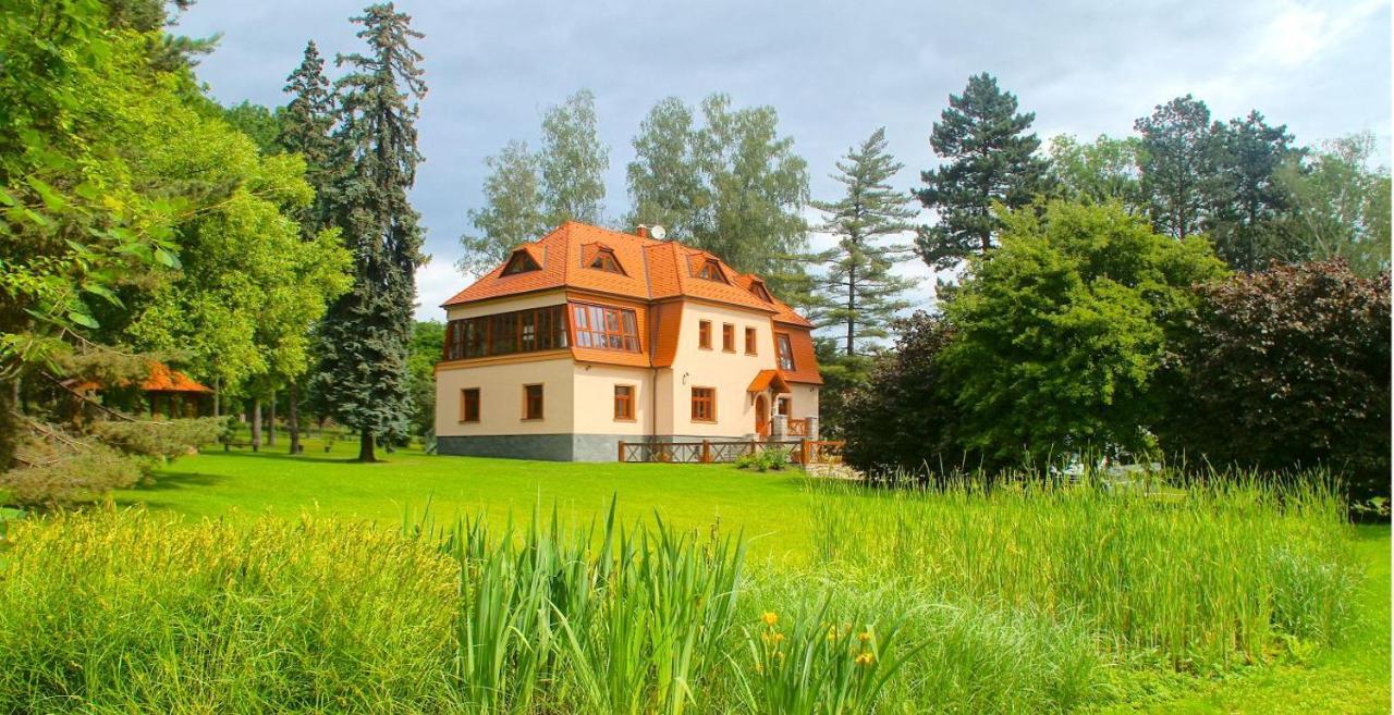 Hotel U Parku Горжовице Экстерьер фото